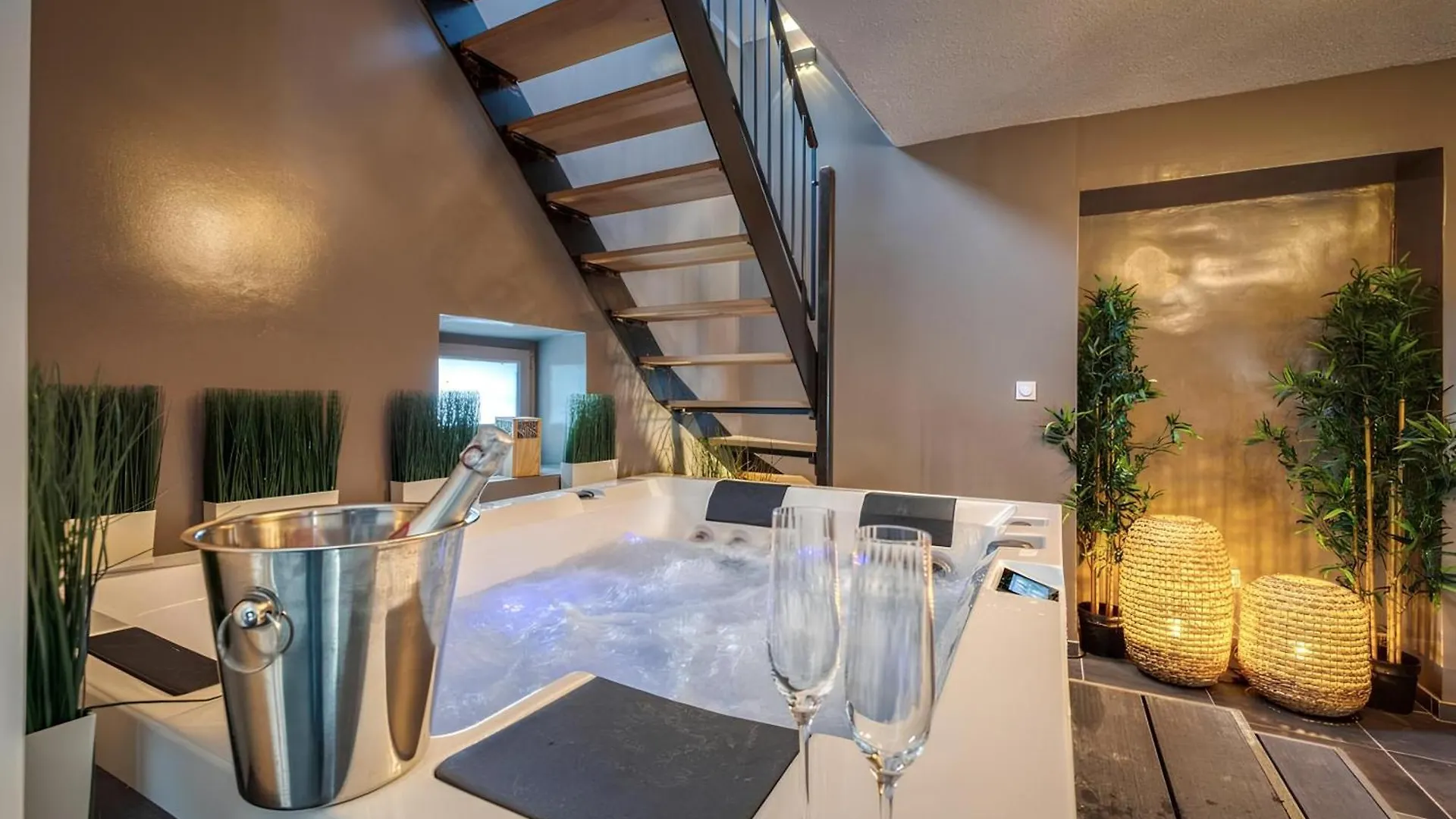 50 Nuances D'Amour - Jacuzzi / Massage / Cinema Moirans